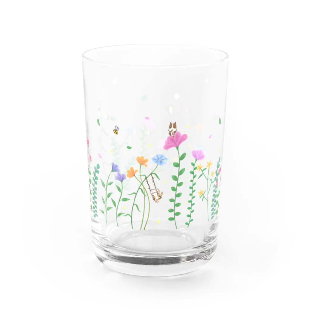 カワラリマーの花畑で春風と遊ぶ仲良しトリオ Water Glass :right