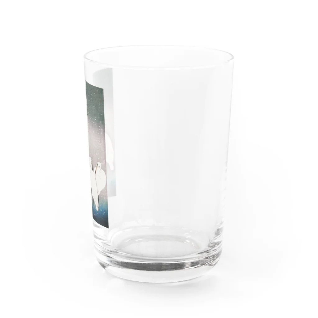 MUGEN ARTの小原古邨　雪中群鷺（白鷺の群れ）日本のアートTシャツ＆グッズ Water Glass :right