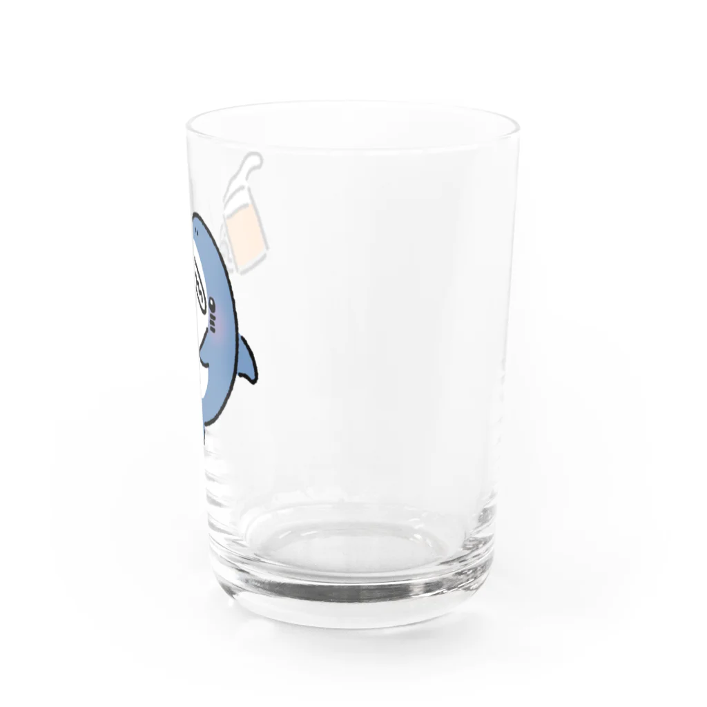 サメ わりとおもいのビールジョッキを掲げるサメ Water Glass :right