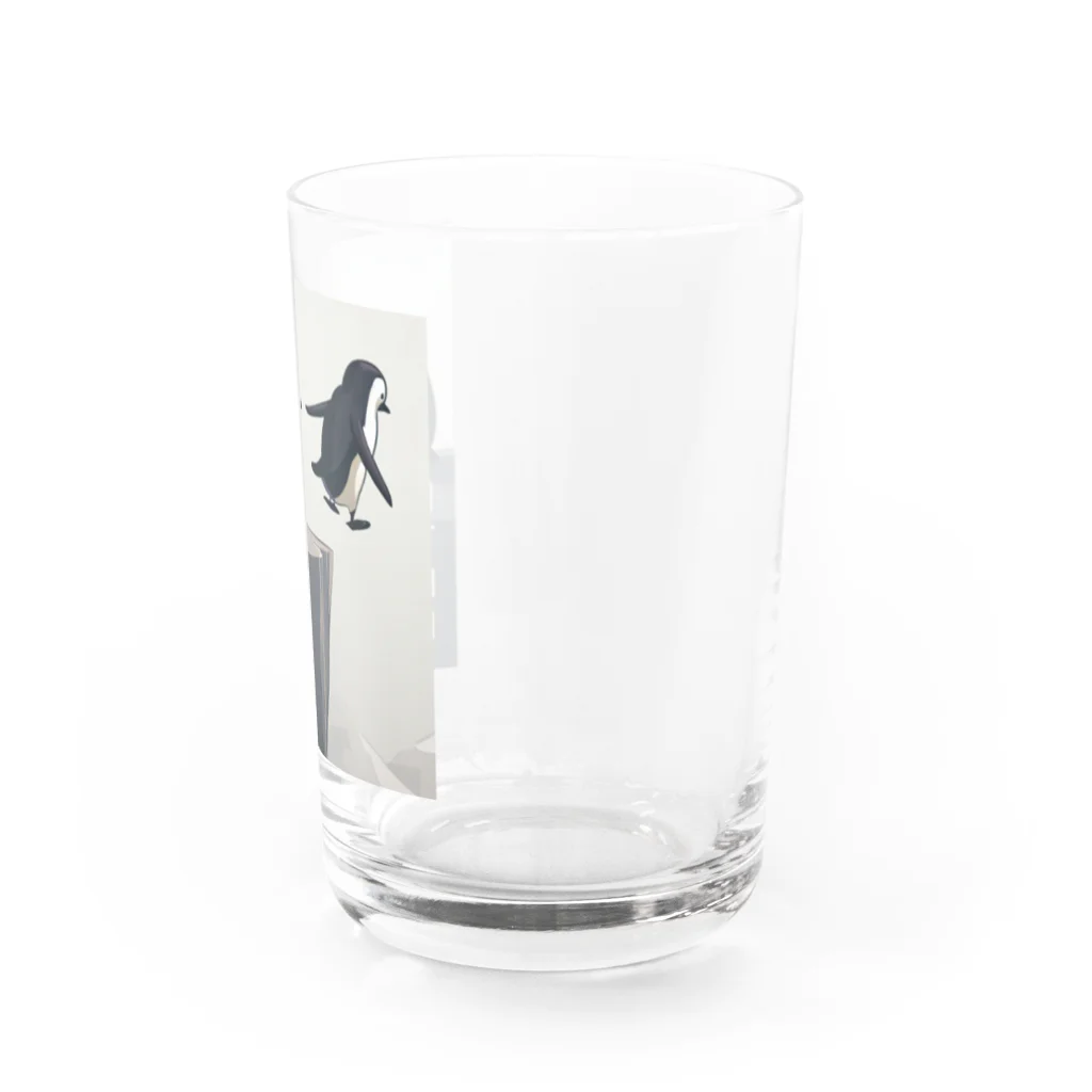 マキタニさんのBe The First Penguin（ファーストペンギン） Water Glass :right