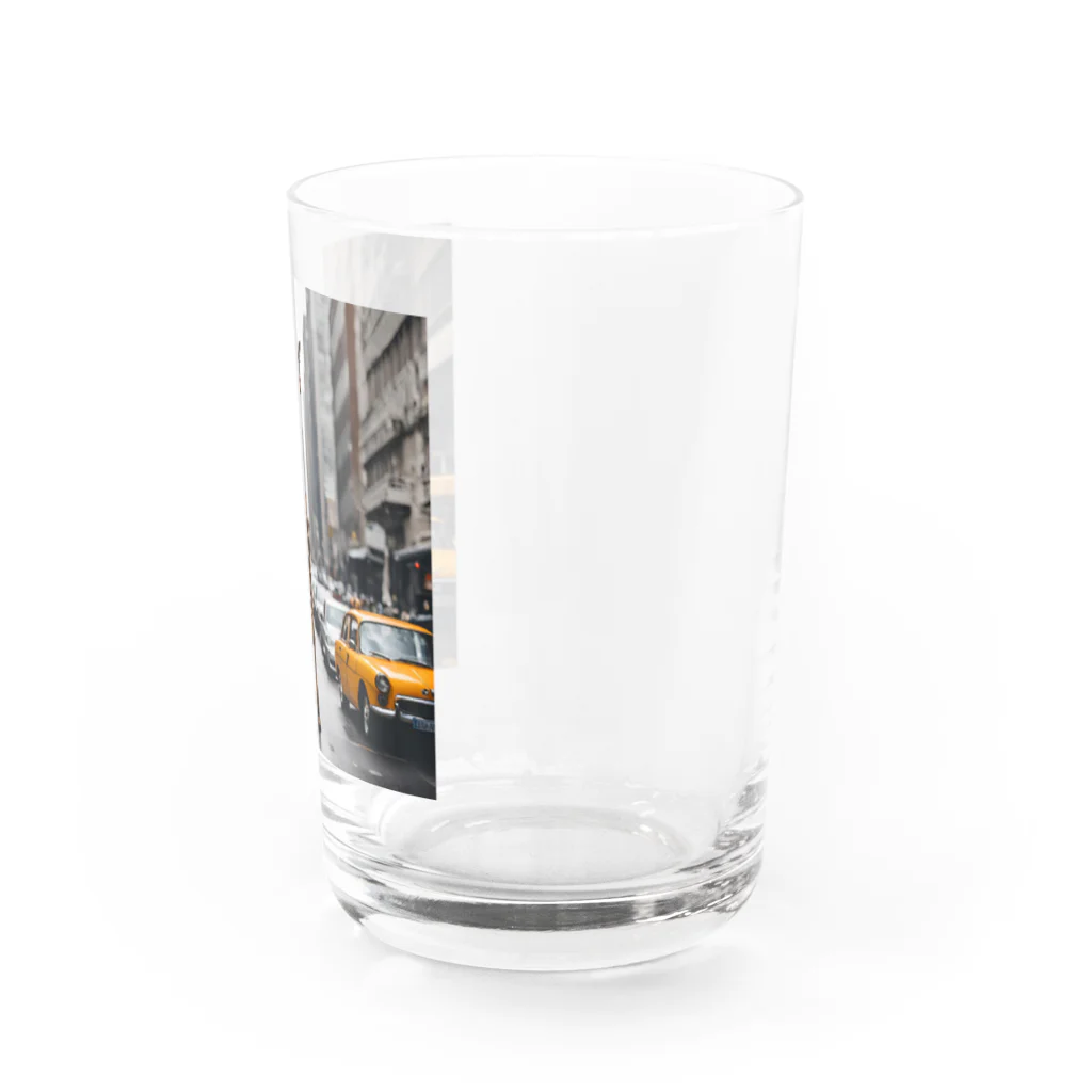 Wenbeeの車が行き交う街にたたずむキリン Water Glass :right