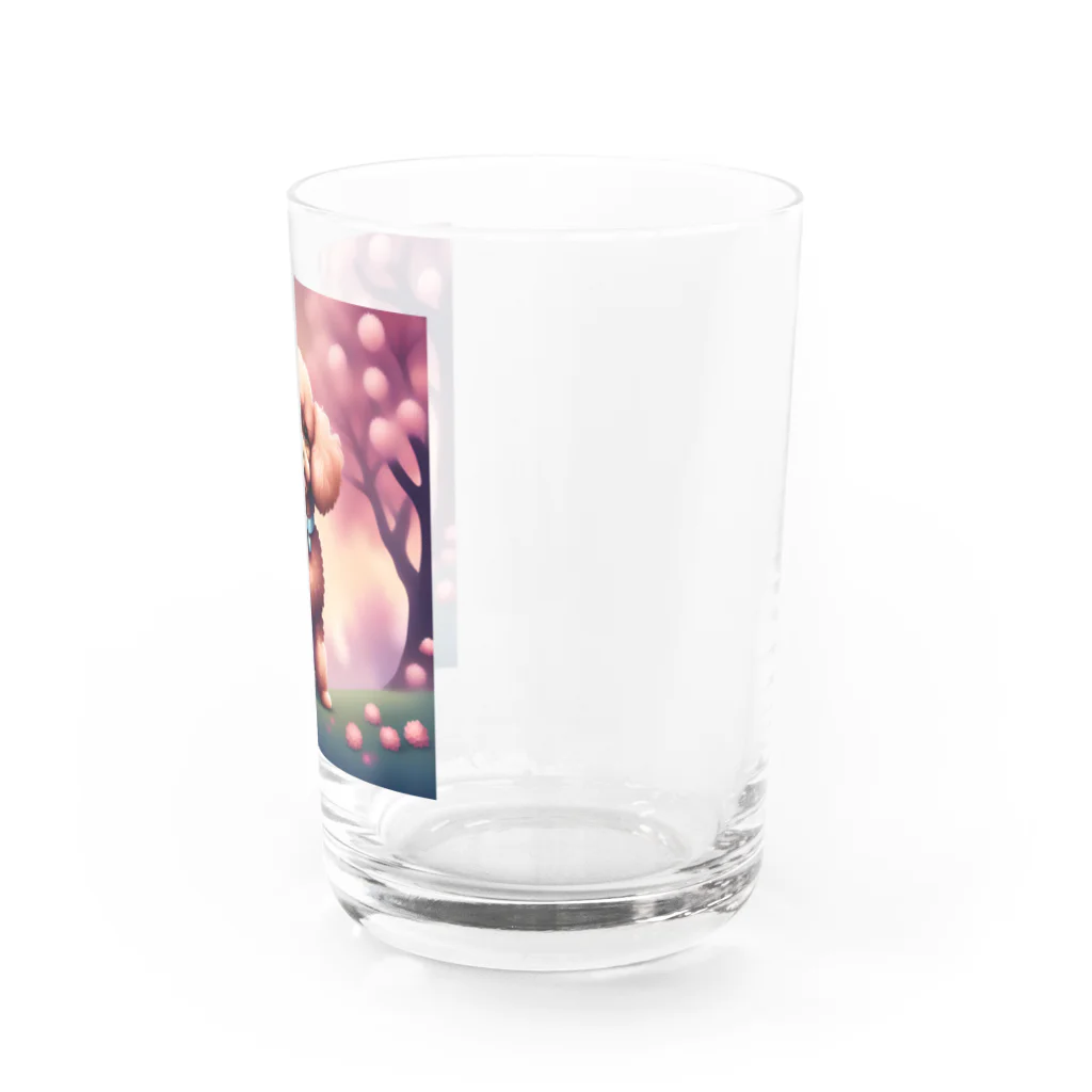 ChicCanvas Boutiqueの桜舞い散る中でたたずむ可愛いトイプードル Water Glass :right