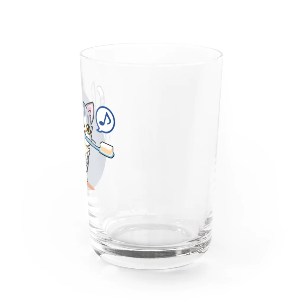 AckeeWolf Art Shopの歯ブラシをくわえたアメリカンショートヘアの子猫 Water Glass :right