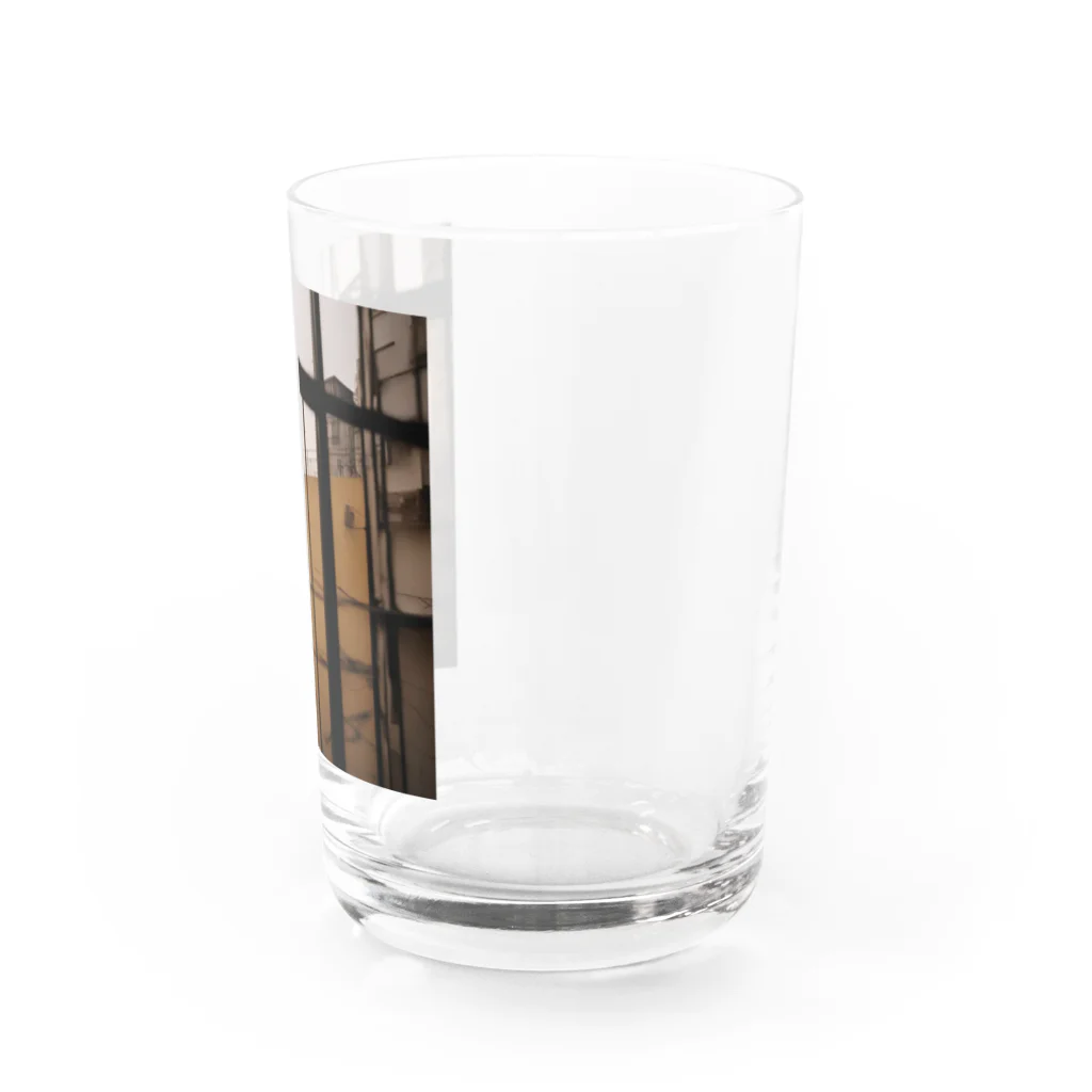 shell_hutの窓から覗く荒廃した建物が立ち並ぶ無人の通り Water Glass :right