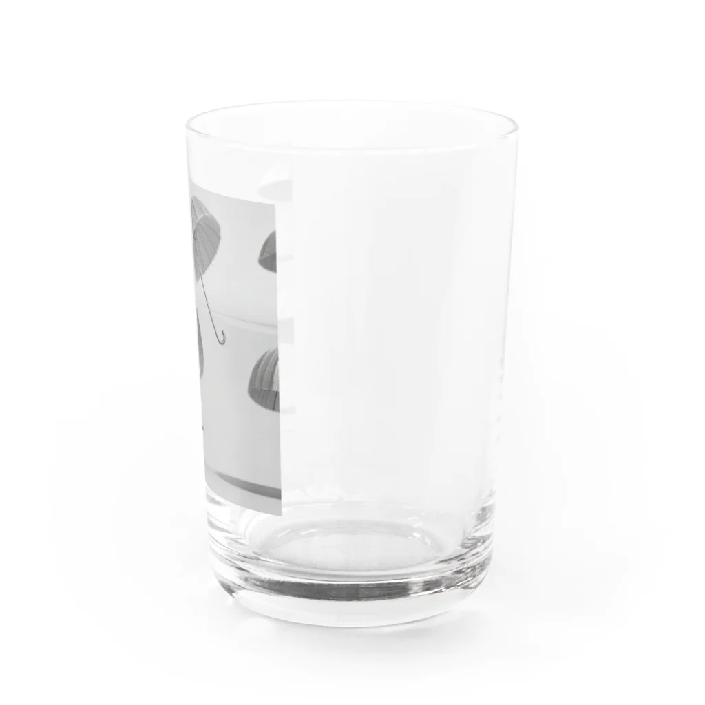 ininicoの小さな傘をさして歩いているハリネズミ Water Glass :right