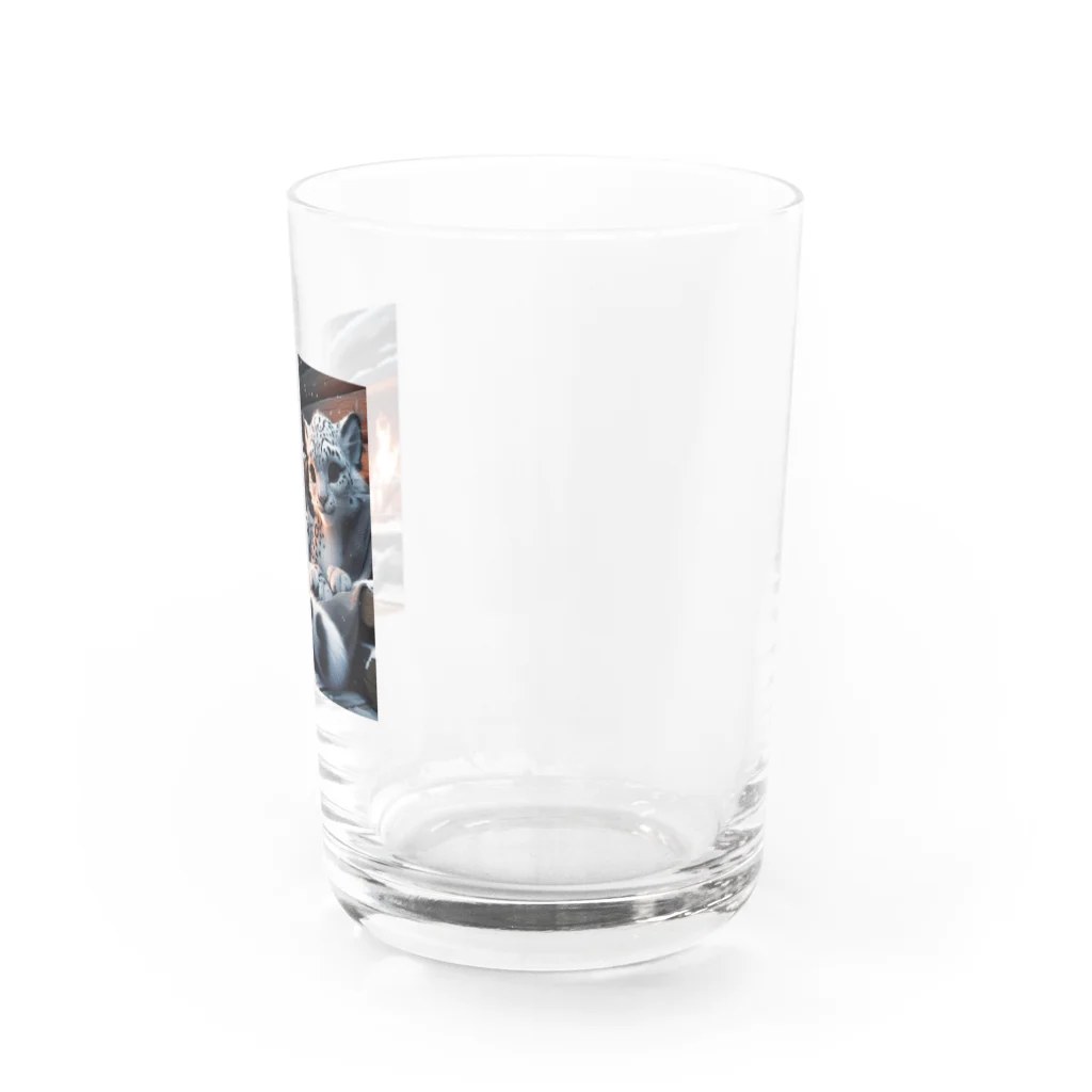 SWQAの暖炉の前でくつろぐ子ライオン Water Glass :right