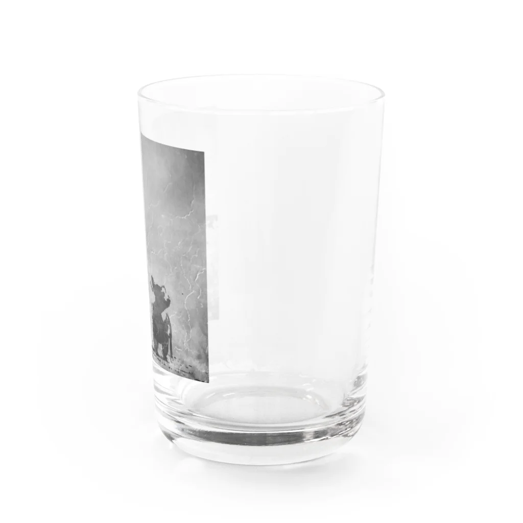 D7C7DC?B1の海辺を散歩するチワワ Water Glass :right