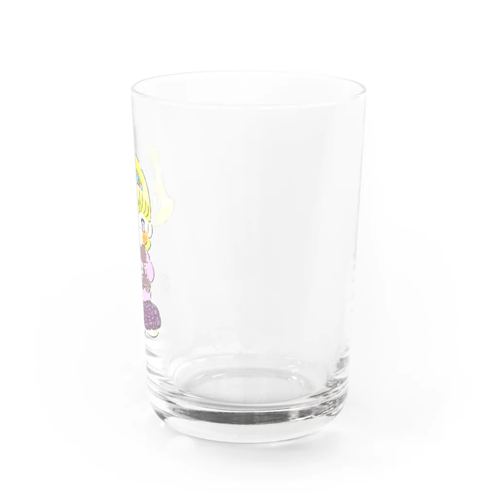 。のくまのぬいぐるみを抱きしめる女の子 Water Glass :right