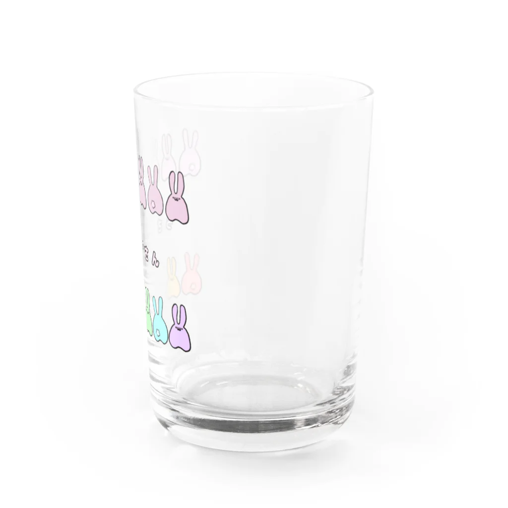 うさぎさん屋さんの並んだピンクうさぎさんとカラフルうさぎさん Water Glass :right