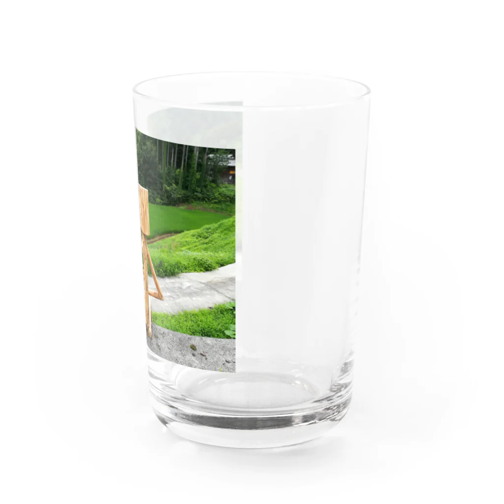 tanukitanukiの寄り添う二人(木の人形) Water Glass :right