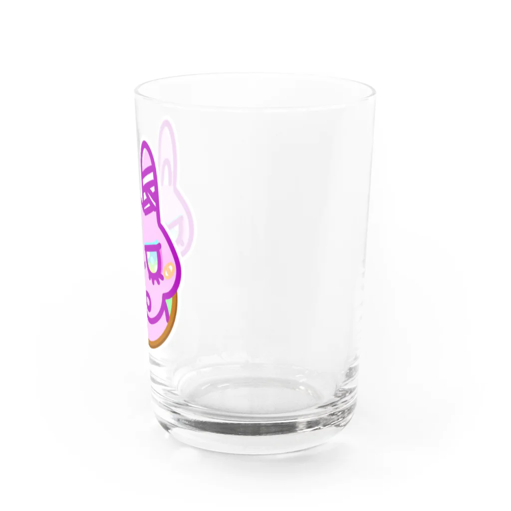 暗黒電波美術家ボブ山　SUZURI店の怪我するうさぎさん Water Glass :right