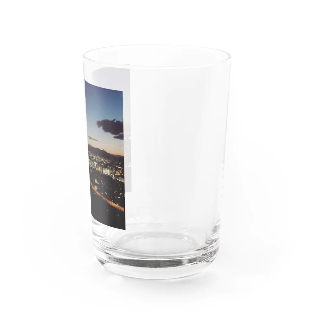 しとんOfficial Fan Shopの夜景と光と影と車 Water Glass :right