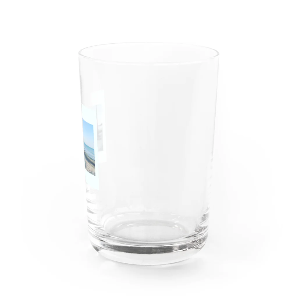 気まぐれニンニクの海岸のひととき Water Glass :right