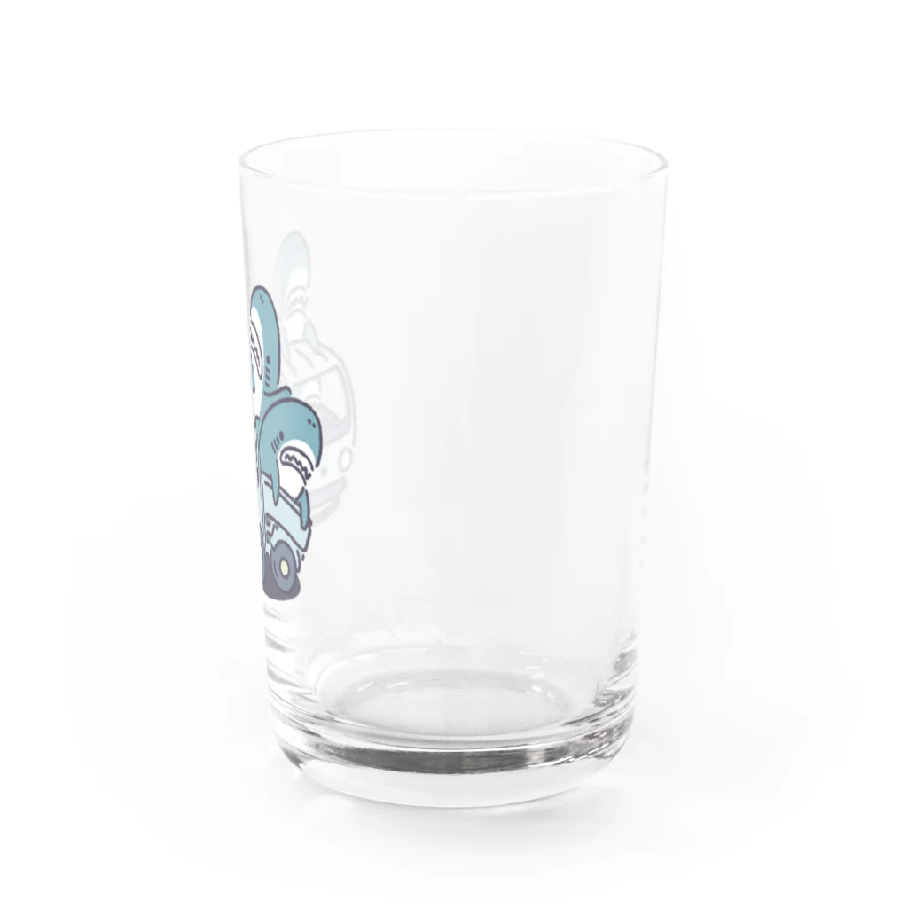 サメ わりとおもいのサメがたくさんトラックに Water Glass :right