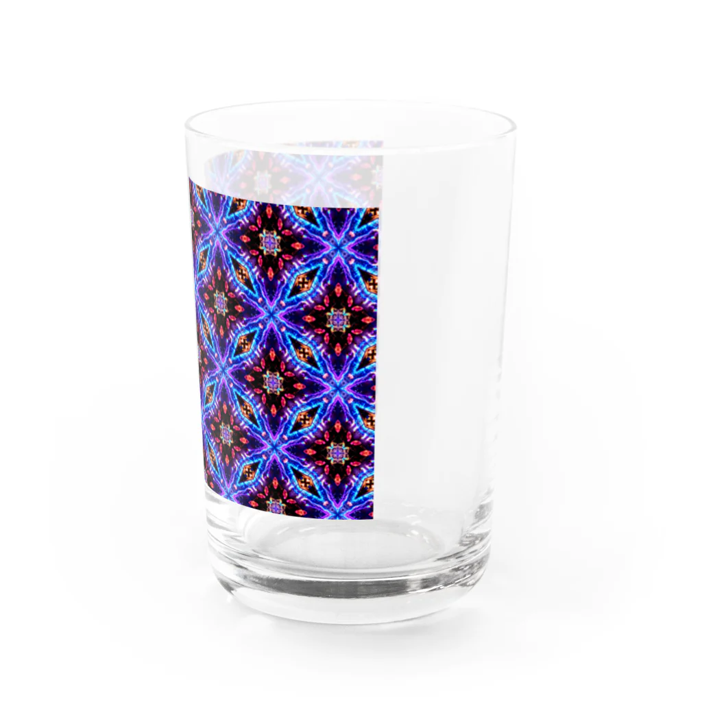 シンプルなグッズ やこ屋の紫の花の幾何学模様 Water Glass :right