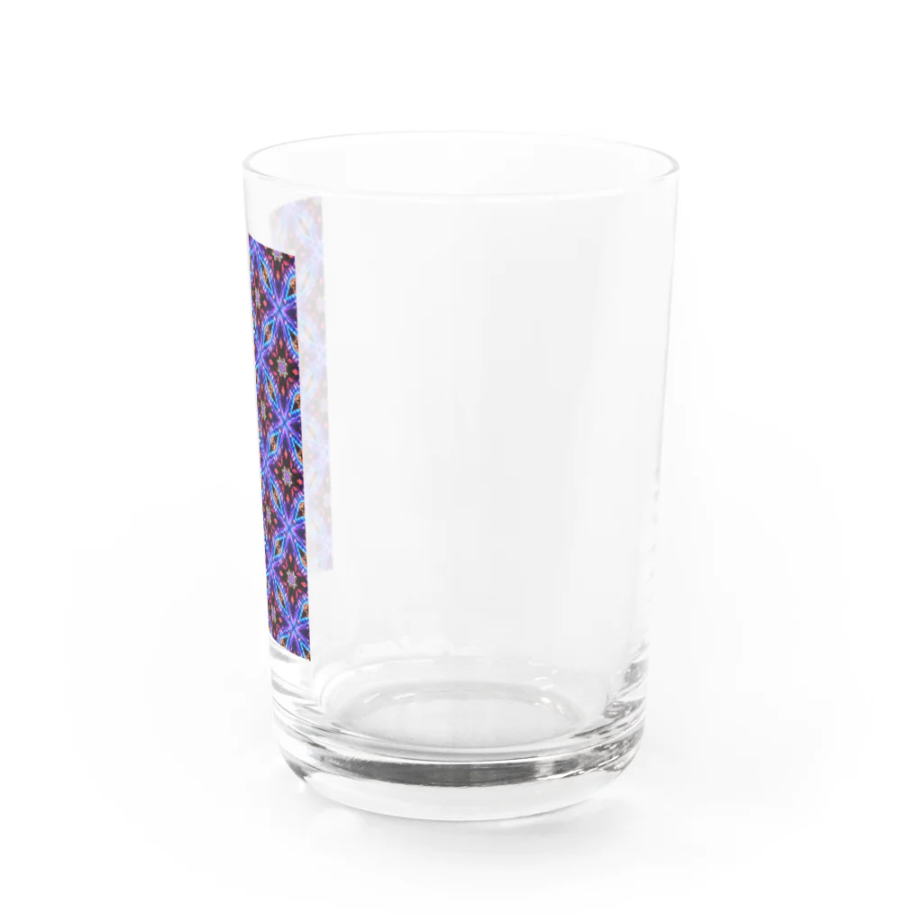 シンプルなグッズ やこ屋の(縦ver)紫の花の幾何学模様 Water Glass :right