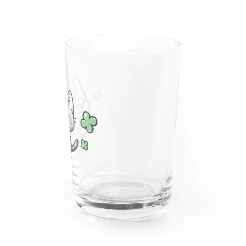 ねこ猫屋さんのキジトラ猫さんとクローバー Water Glass :right