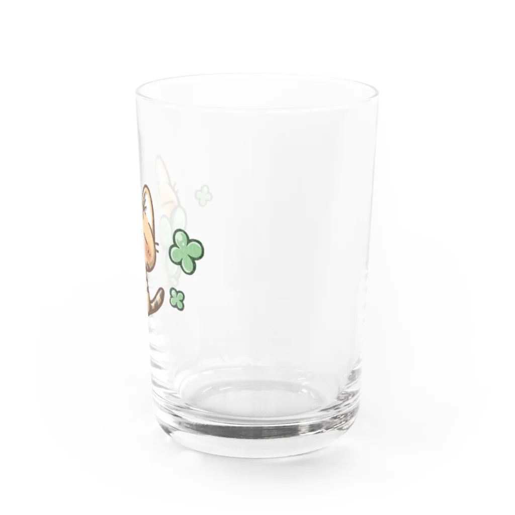 ねこ猫屋さんの茶トラ猫さんとクローバー Water Glass :right