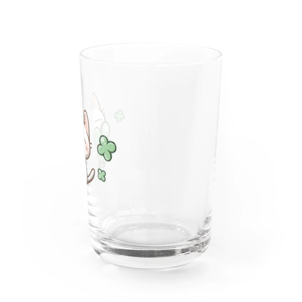 ねこ猫屋さんの白猫さんとクローバー Water Glass :right