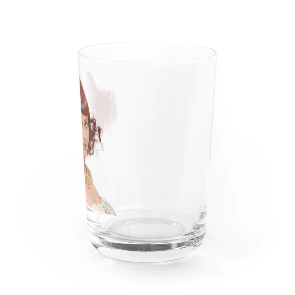 Fred Horstmanの巻き毛と濃い茶色の目を持つ美しい女性。 Water Glass :right