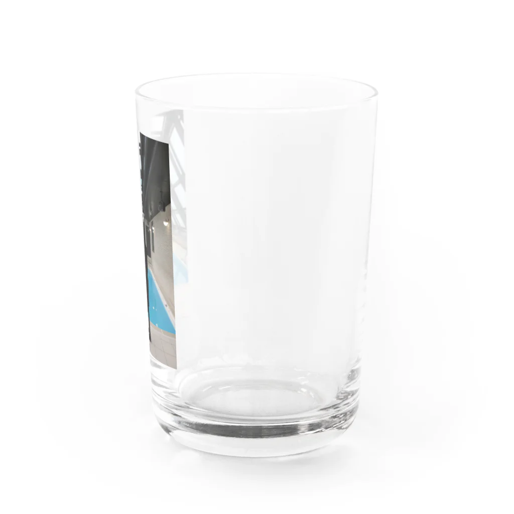 ゲイムマンの店の例のプールと女子社員 Water Glass :right