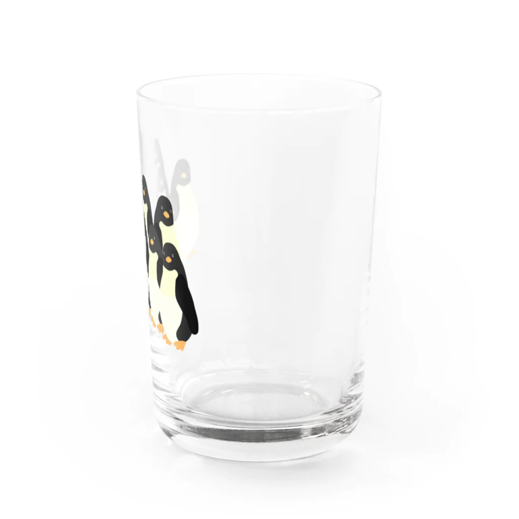 mendakoshopのこっちを見てくるペンギン Water Glass :right