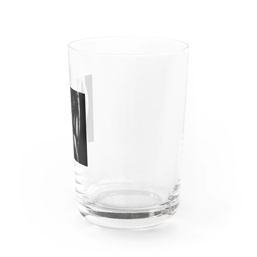 海とマッチョとKINTRAYのバックポーズ Water Glass :right