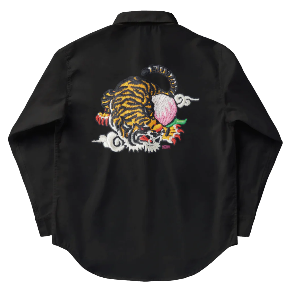 PetWORKs SUZURI Shopの虎と桃 ワークシャツ