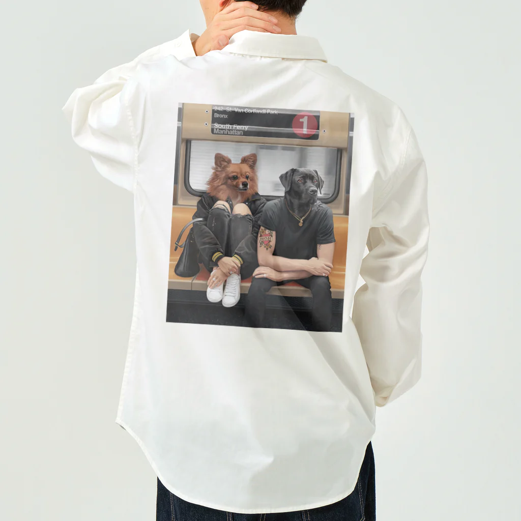 Mottan‘s Art Goods Shopの地下鉄の乗る　犬のカップル Work Shirt