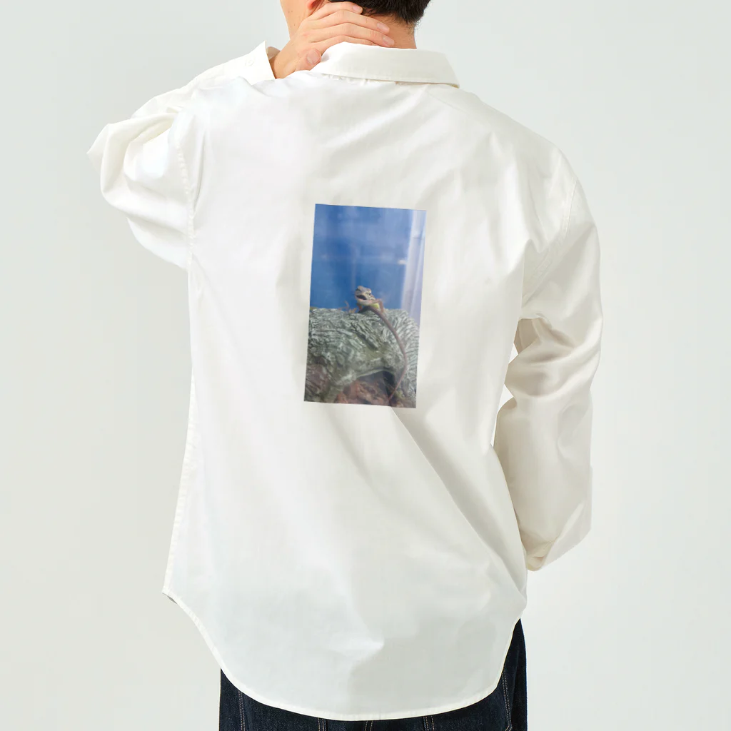 Makoto_Kawano Designの笑うトカゲ ワークシャツ