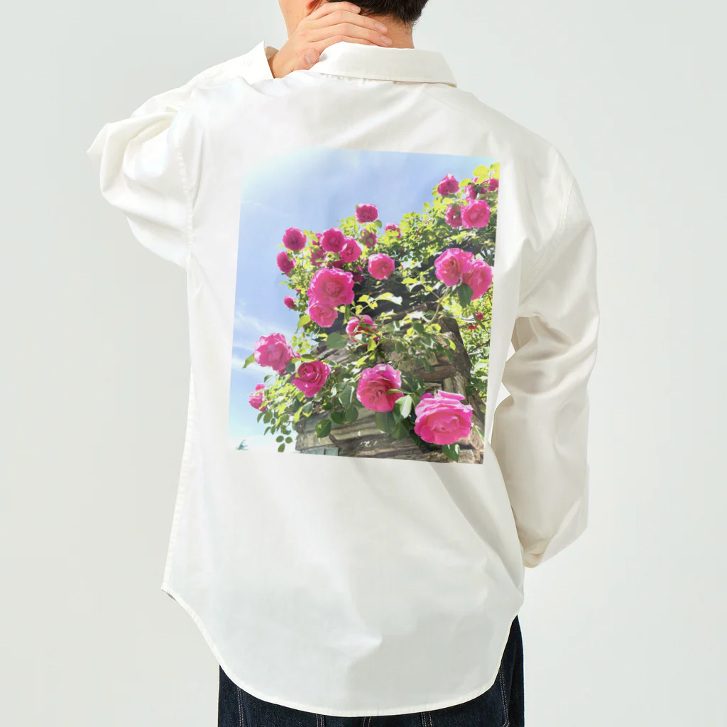 maikoのショップの薔薇と青空 Work Shirt