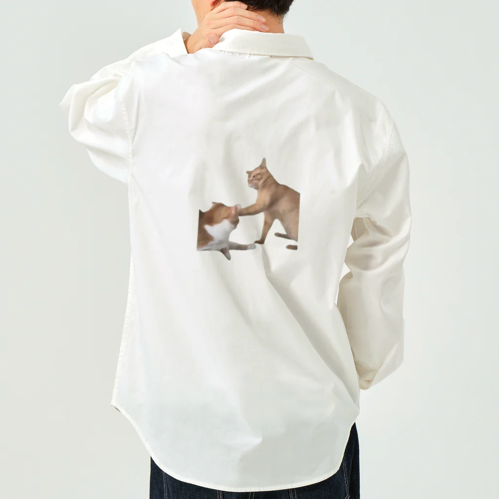 猫ミームグッズの【猫ミーム】叩かれる猫と叩く猫 Work Shirt