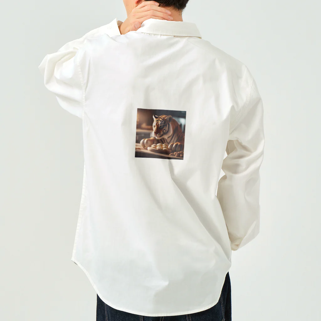 クロスクリエイティブのパンを焼いているトラ Work Shirt