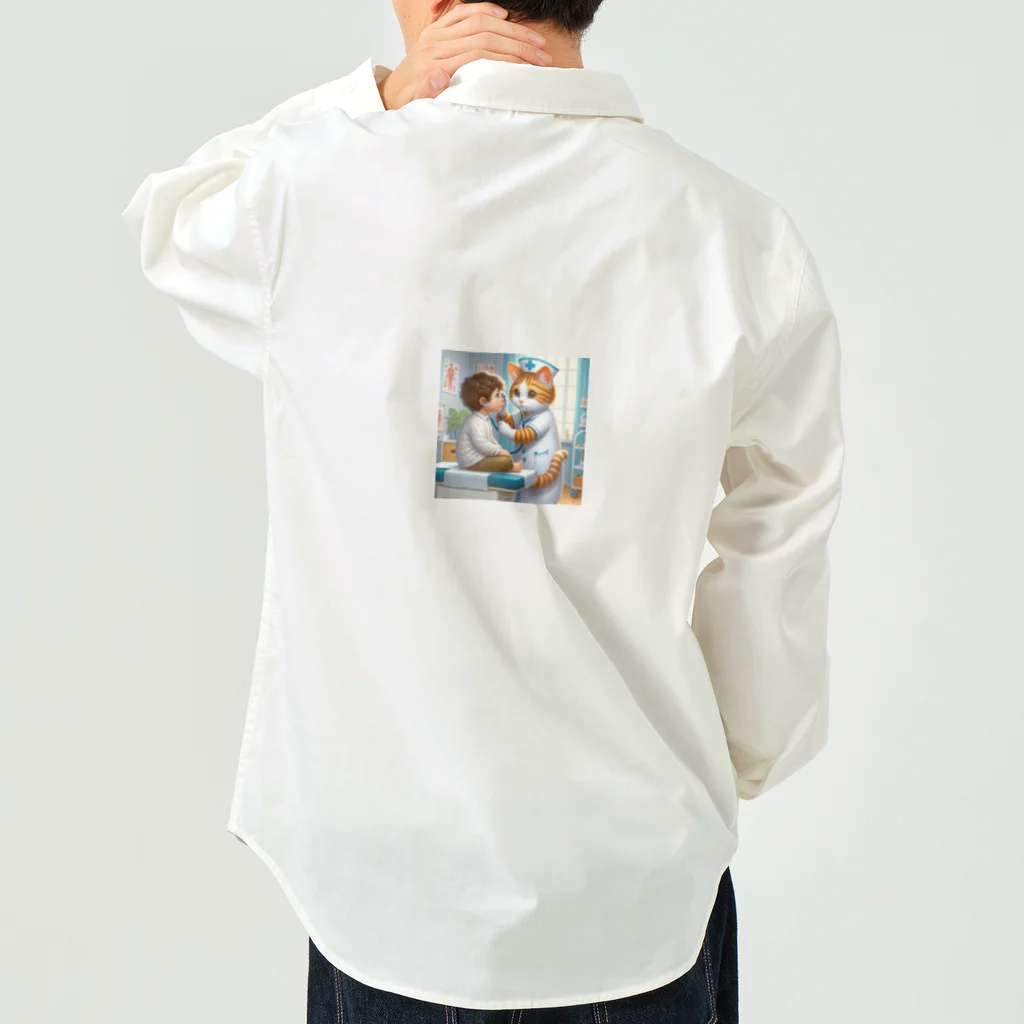 yanagi_mochiの人間の子供を検診する猫ナース Work Shirt