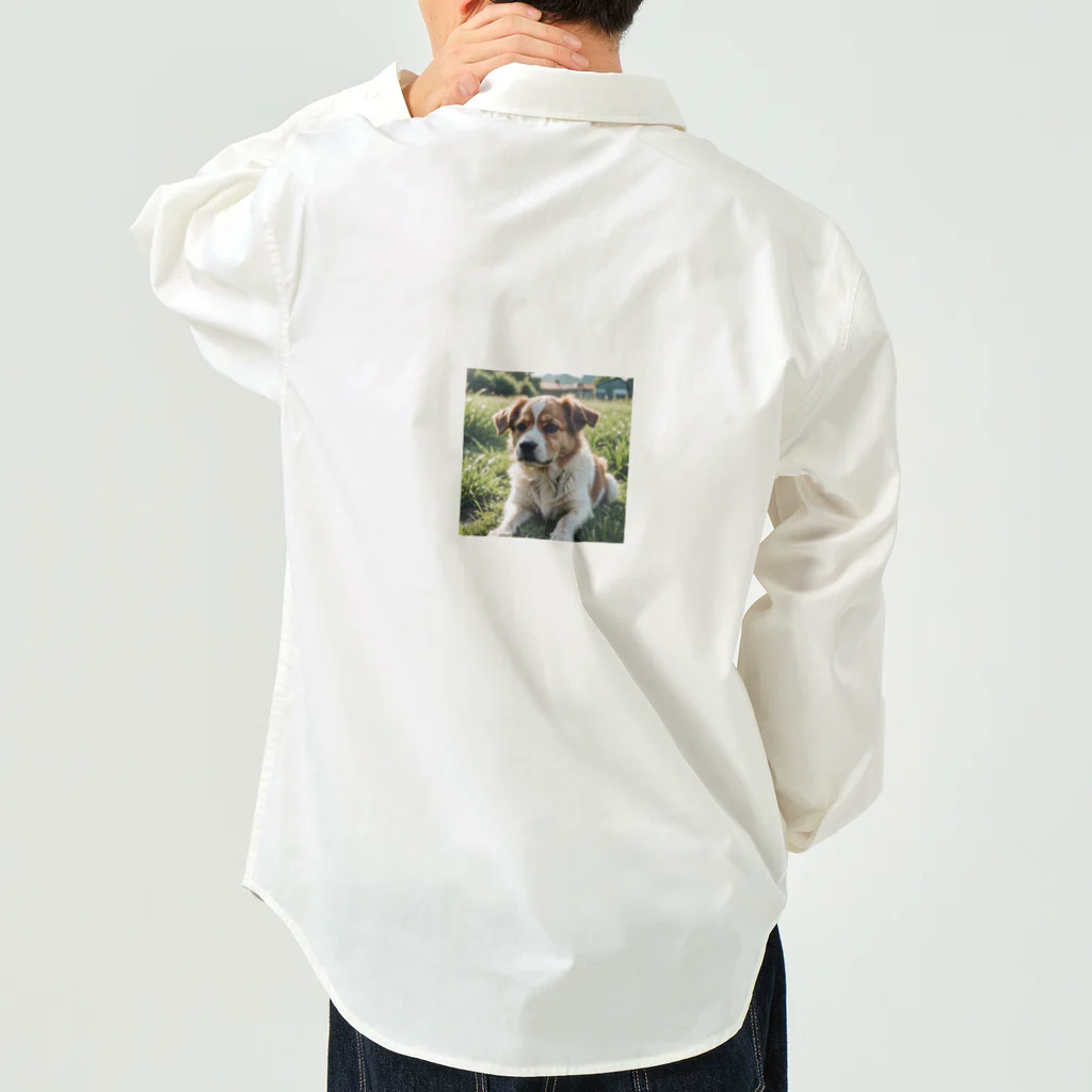 kokin0の草むらで斜めを見つめる犬 dog looking for the anywhere Work Shirt