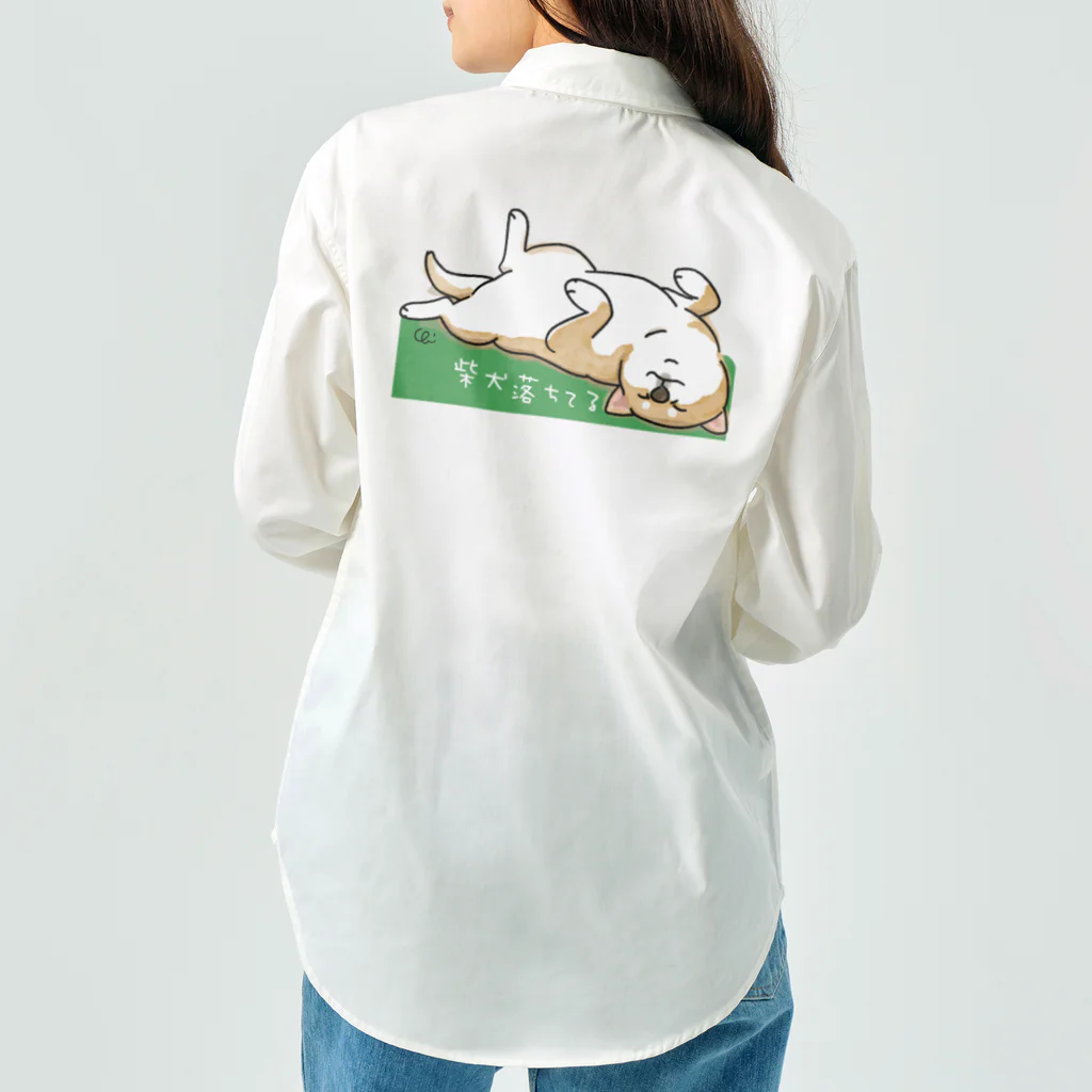chizuruの柴犬落ちてる（茶）背景グリーン ワークシャツ