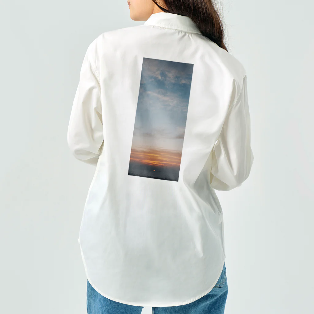 696graphic_suzuriのCinemaScope掛軸_002_空と雲と海に沈む太陽 ワークシャツ