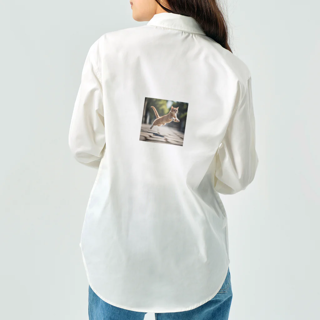 emeralのジャンプする猫 Work Shirt