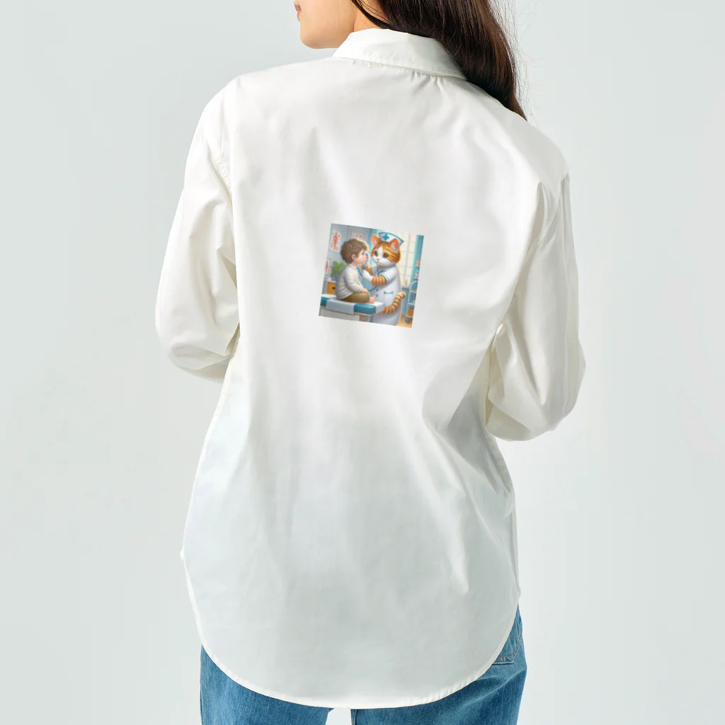 yanagi_mochiの人間の子供を検診する猫ナース Work Shirt