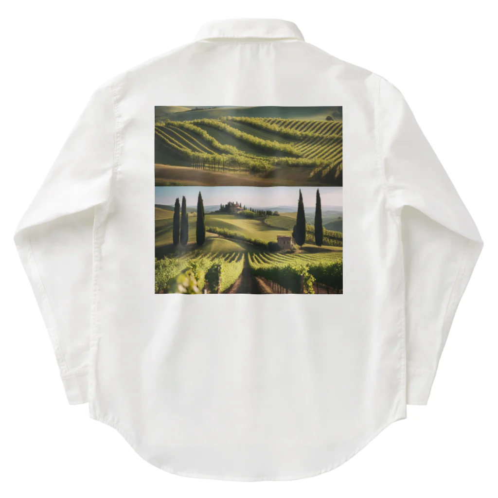 awawoの綺麗な緑が並ぶブドウ畑と木々の景色 ワークシャツ