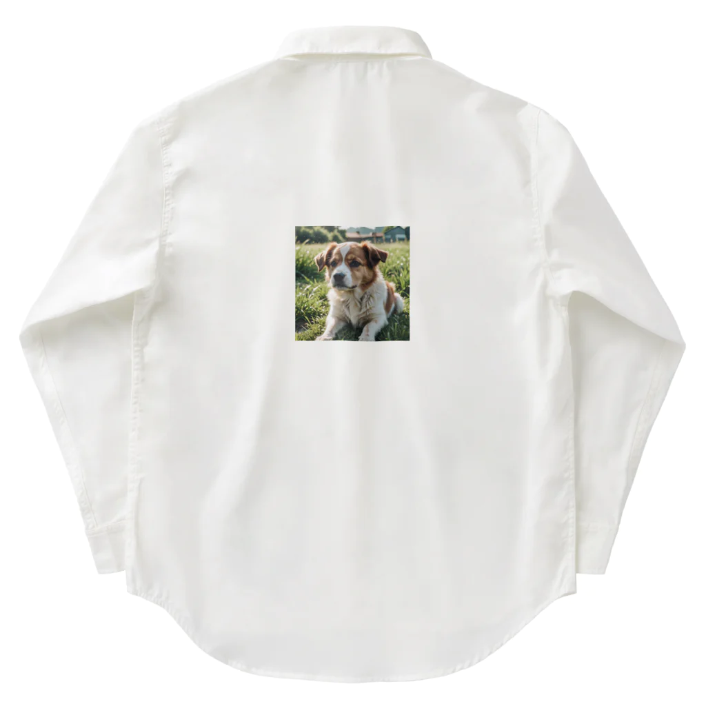 kokin0の草むらで斜めを見つめる犬 dog looking for the anywhere Work Shirt