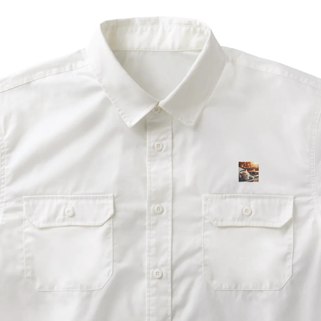 しんふぉショップの音楽を聞いている子猫のグッズ Work Shirt