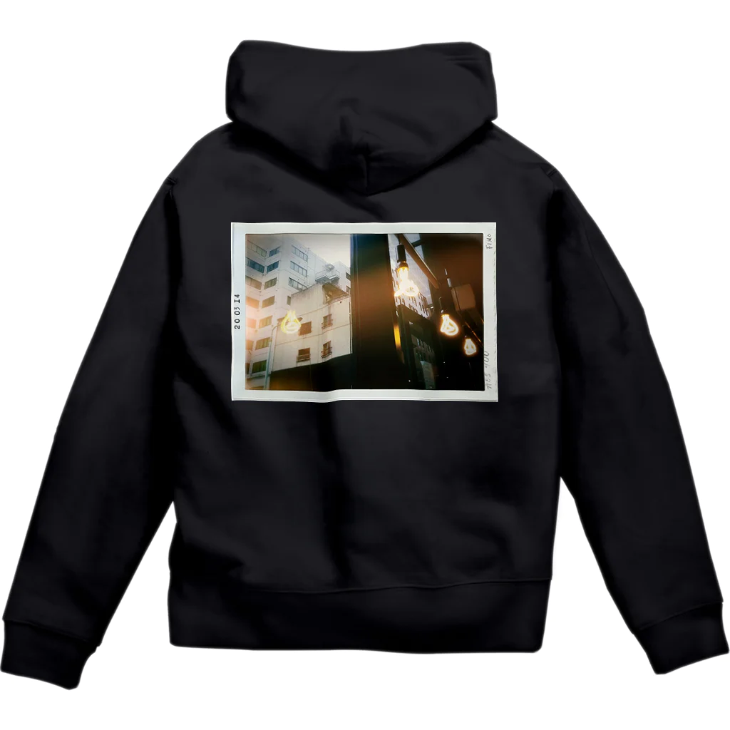 フィルムカメラと花の雨上がりの路地裏 Zip Hoodie