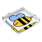 LoveAmooNのへんてこキャラクター はちさんの『びー』🐝💗 Acrylic Block :placed flat