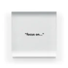 focus on...の"focus on..." アクリルブロック