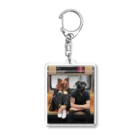 Mottan‘s Art Goods Shopの地下鉄の乗る　犬のカップル Acrylic Key Chain