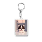 かわいい女の子とシュールな絵の子猫なしばちゃん Acrylic Key Chain