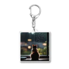 SaltyCookie Design Worksの窓の前で雨を眺めているネコ[カラー] Acrylic Key Chain