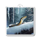 Sunbathingの寒風に揺れる樹氷を見上げて感嘆する喜んでいる蛇 Acrylic Key Chain