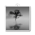 million-mindの朝靄の湖畔に浮かぶ木 アクリルキーホルダー